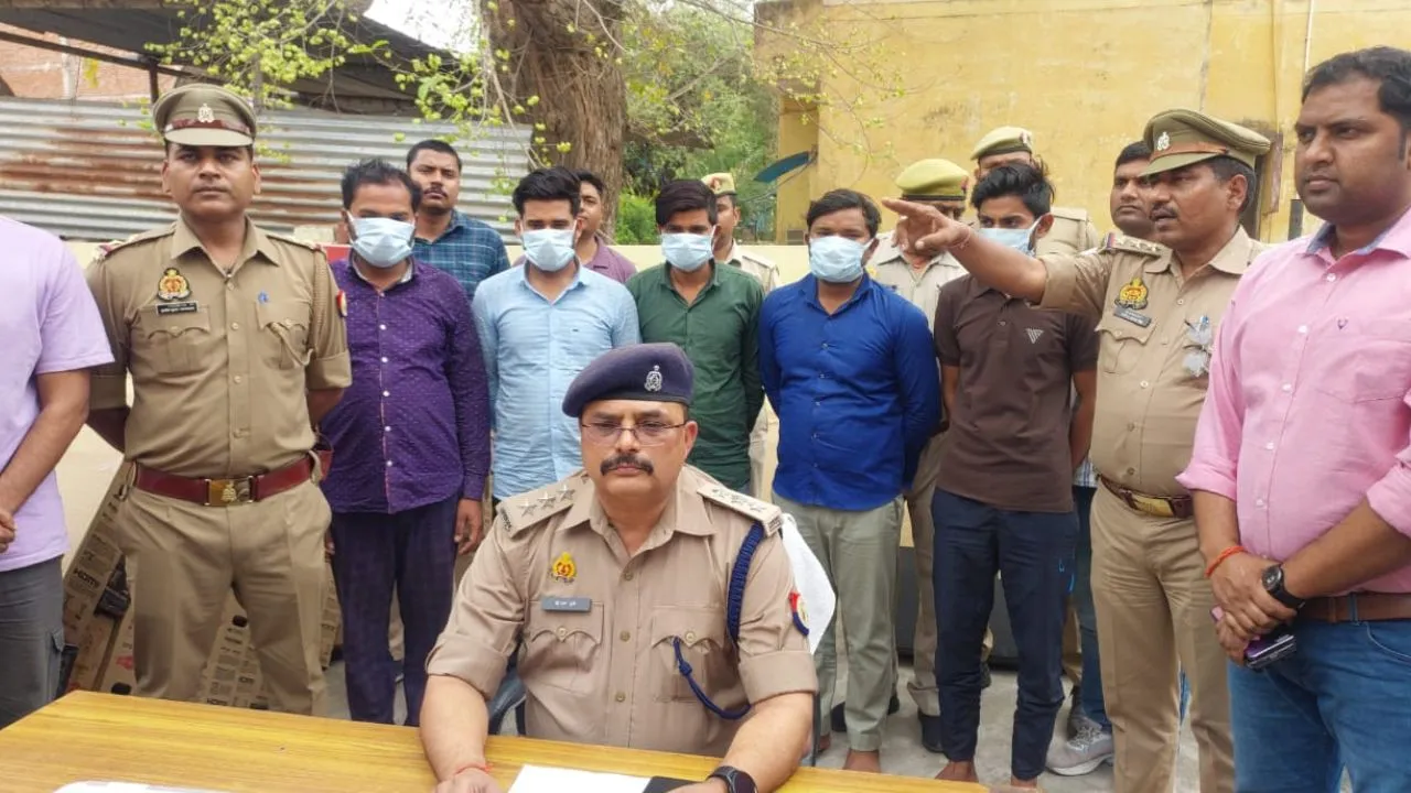 Mahoba: करोड़ों रुपये की हेराफेरी करने वाले पांच आरोपी गिरफ्तार...ये सामान हुआ बरामद, इस तरह करते थे फर्जीवाड़ा
