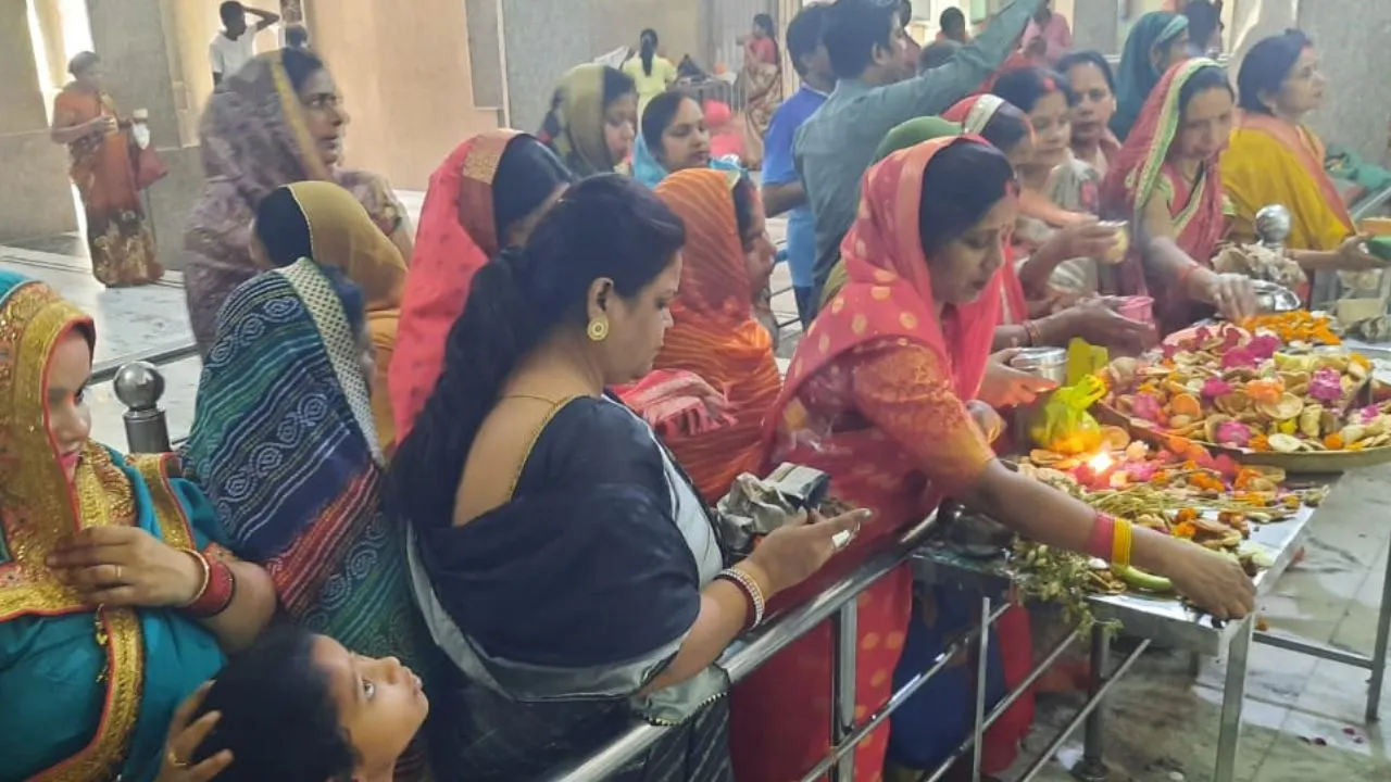 Unnao News: शीतलाष्टमी पर मंदिरों में महिलाओं ने की पूजा अर्चना...सुबह से ही मंदिरों में महिलाओं की भीड़