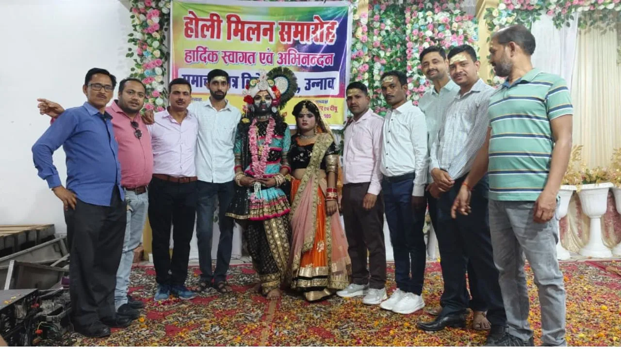 Unnao News: गौरी संग लिए शिवशंकर जमकर खेलें फाग…पत्र विक्रेताओं ने होली मिलन में जमकर उड़ाया अबीर-गुलाल