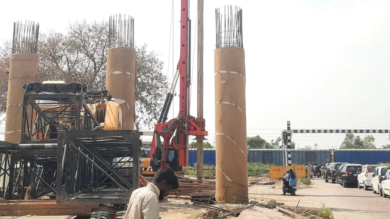 Unnao News: पायलिंग मशीन आने से आरओबी का कार्य होगा तेज...रोजाना घंटों जाम लगने से राहगीर होते परेशान