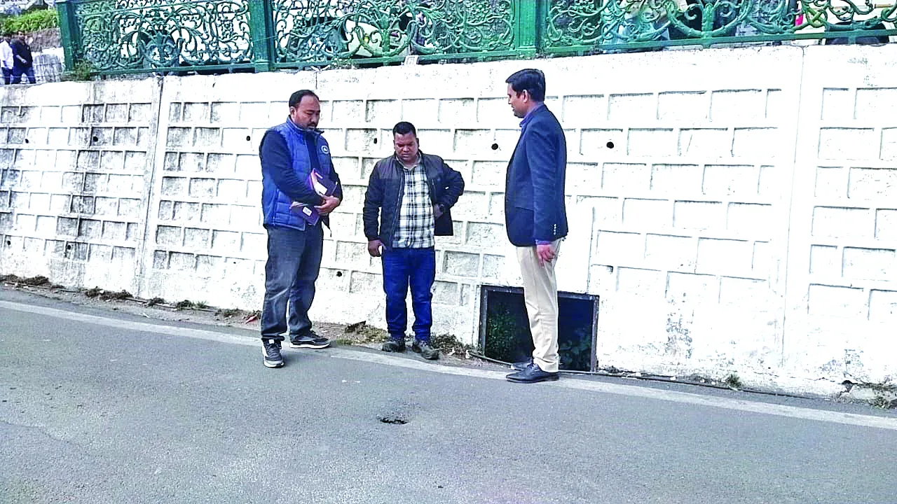 नैनीताल: माल रोड पर हुए गड्ढे, 10 मीटर से अधिक लंबी पड़ी दरार