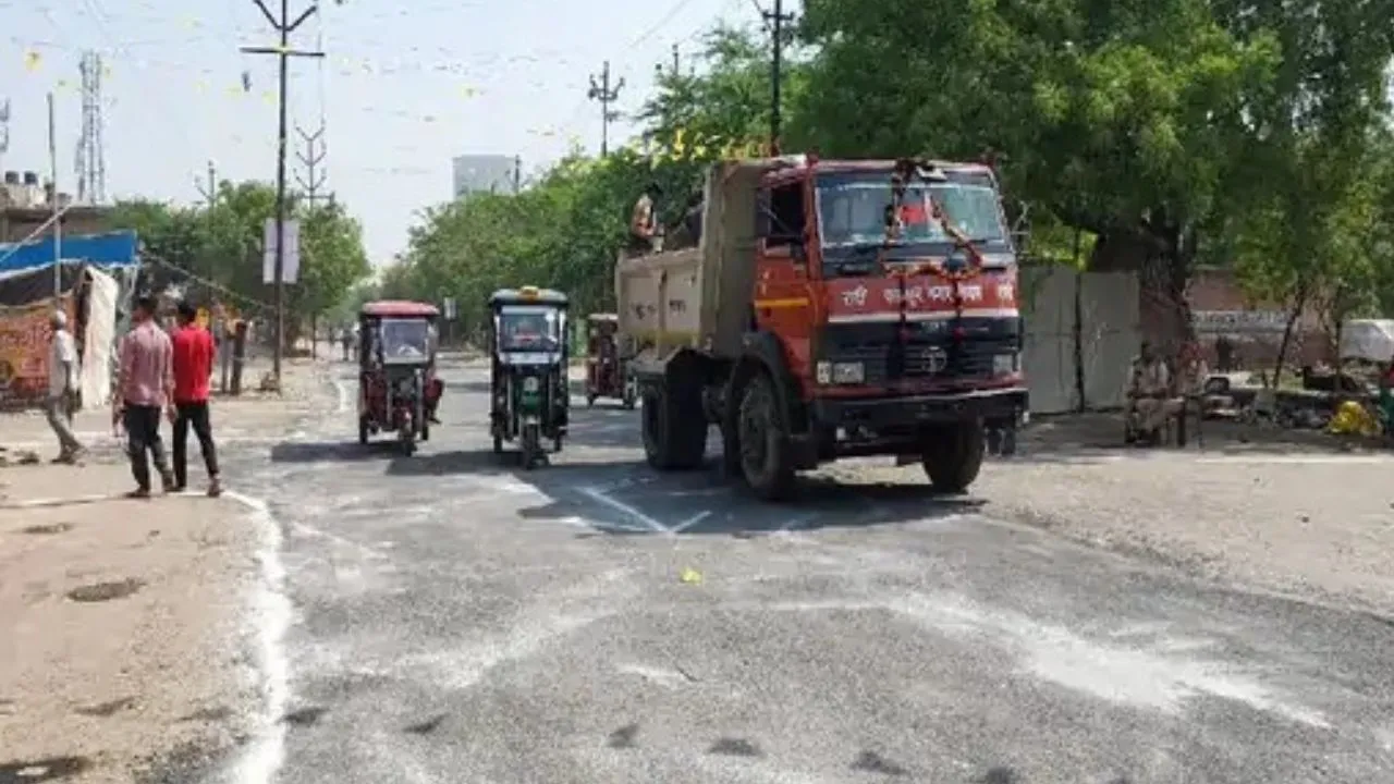 Kanpur News: मुख्य सचिव को न लगे हचके, इसलिये रातों-रात बना दी सड़कें, शहर की गरीबी न दिखे...झोपड़ियों को ढका