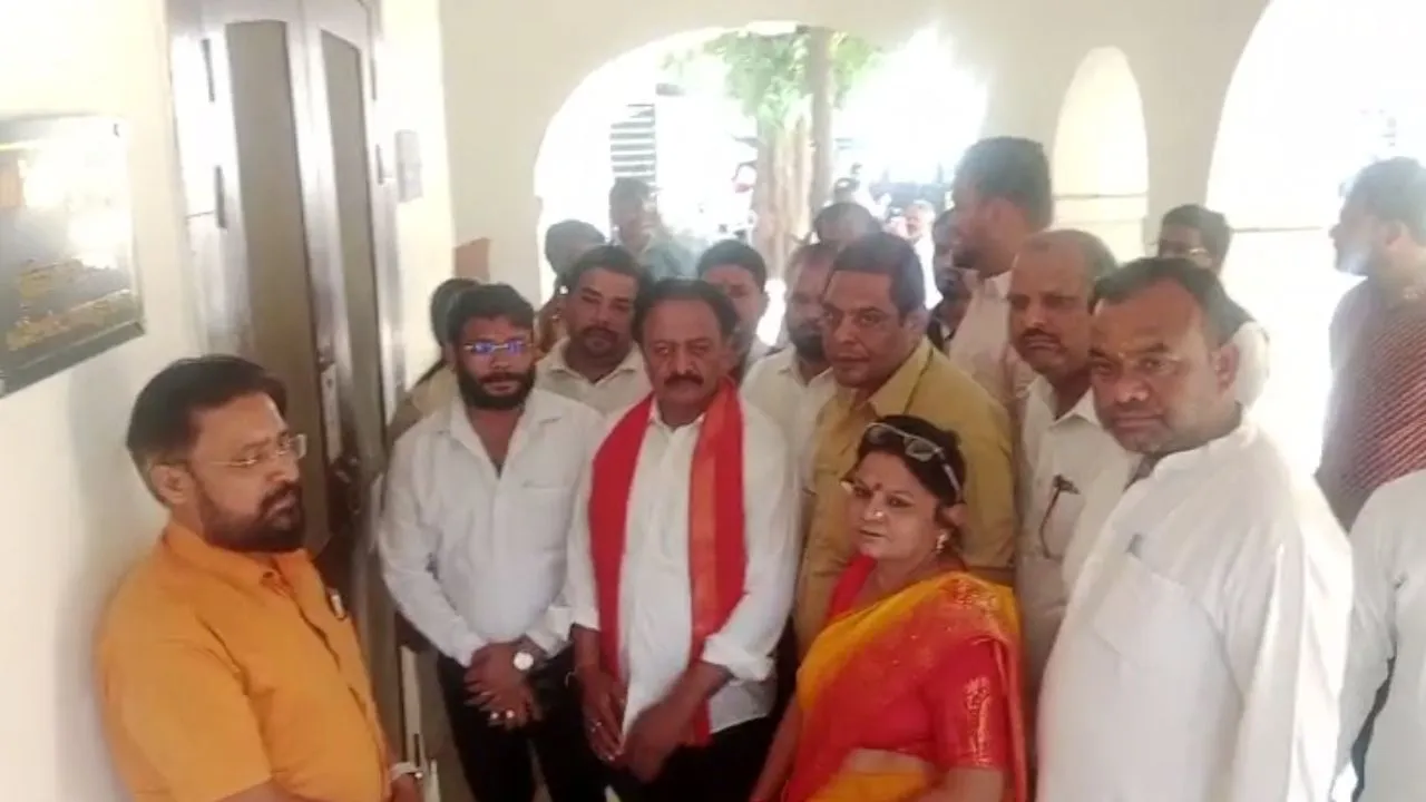 Kanpur: बीजेपी पार्षद पवन गुप्ता पुलिस कमिश्नर से मिलने पहुंचे...बोले- छह दिन बीत जाने के बाद भी आरोपी का नहीं लगा सुराग