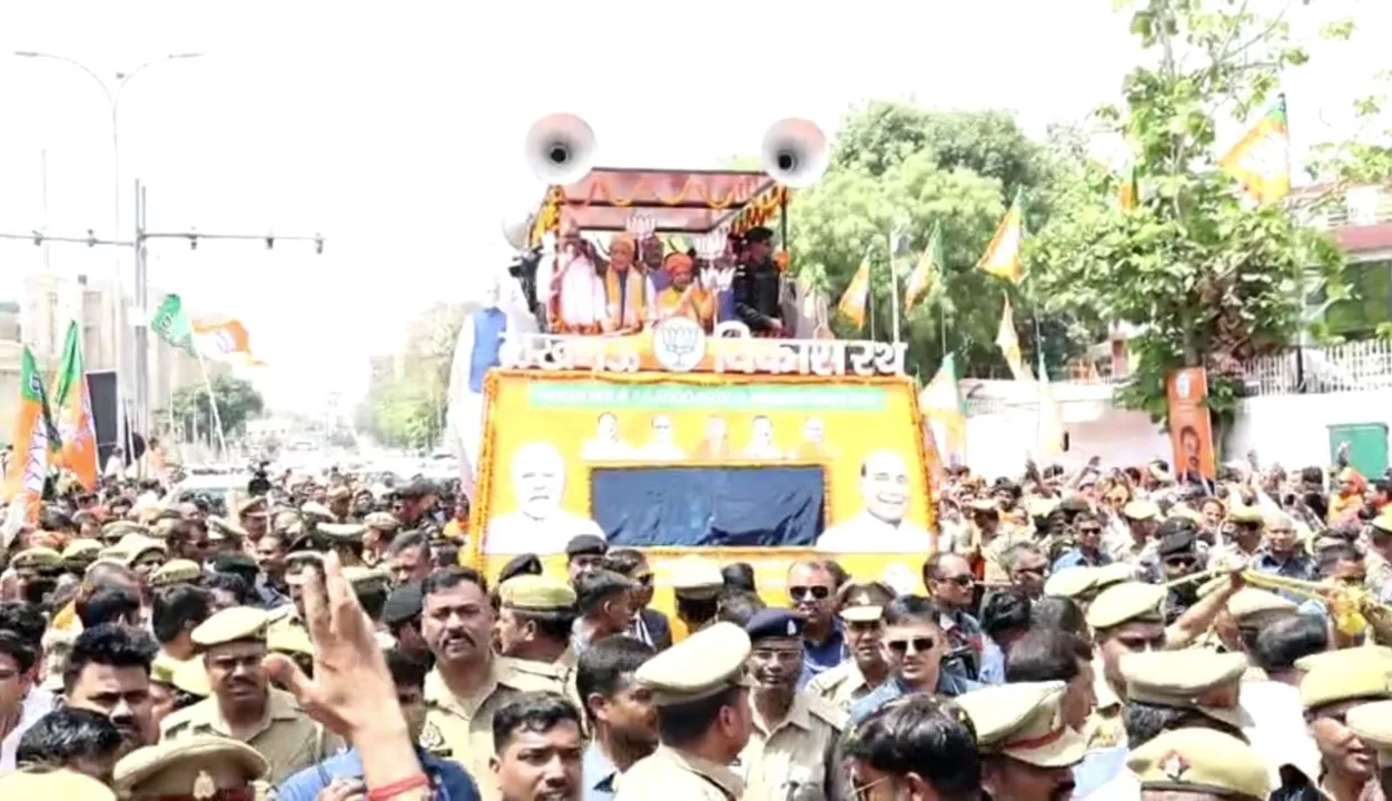 राजनाथ सिंह के नामांकन को लेकर सड़कों पर निकले समर्थक, रथ पर सवार राजनाथ का हो रहा स्वागत