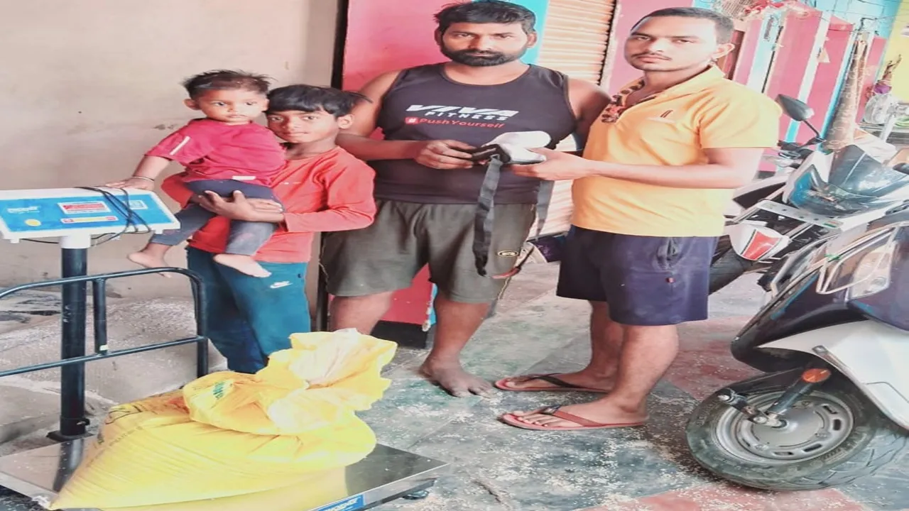 बायोमैट्रिक मशीन से राशन वितरण में कोटेदार परेशान