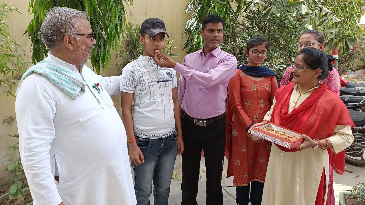 UP Board Result 2024: प्रियम के जिला टॉपर घोषित ही खुशी से उछल पड़े सहपाठी...बेटे की कामयाबी से मां-पिता भी फूले नहीं समा रहे