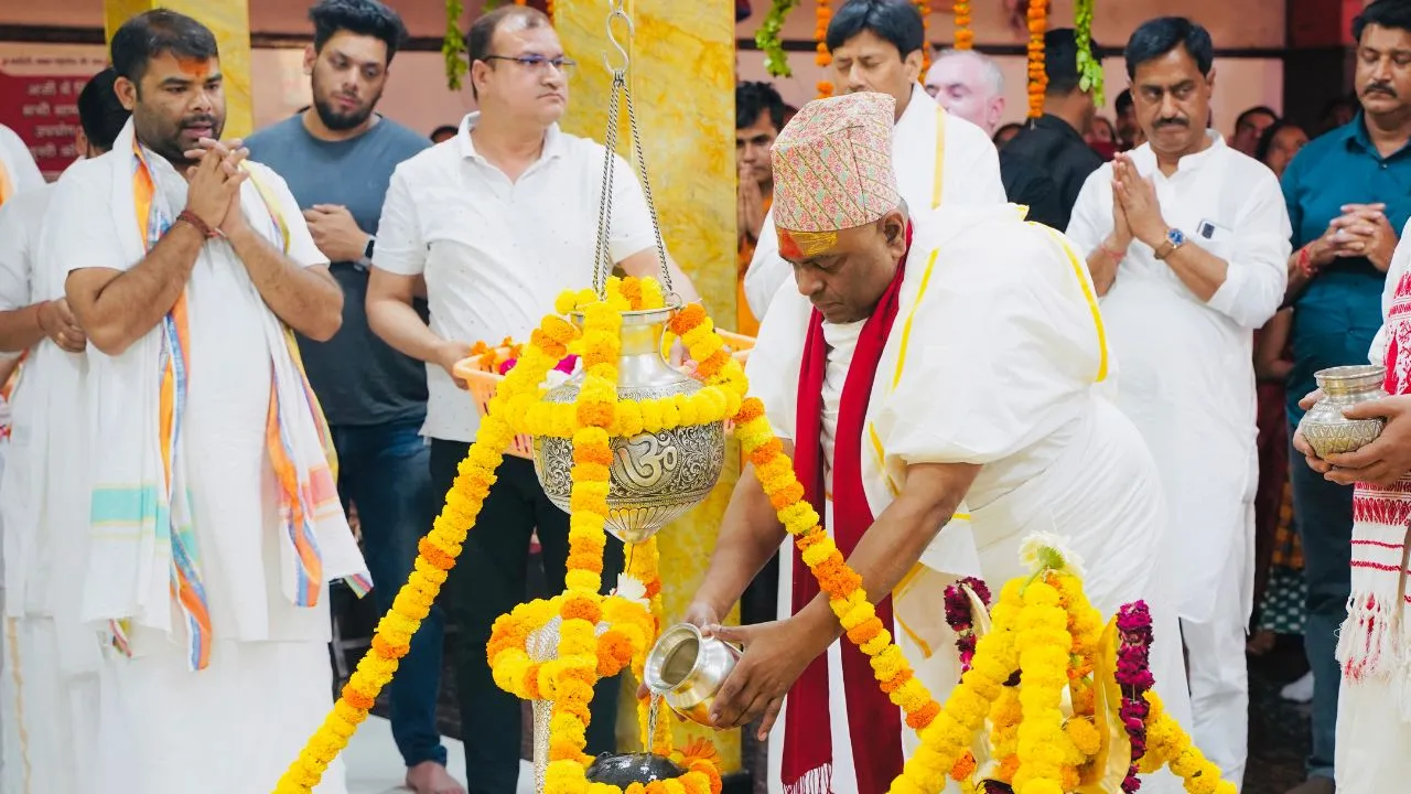 Karauli Sarkar: करौली शंकर महादेव धाम में पूर्वजों की मुक्ति के लिए किया हवन...भगवान शिव का अभिषेक कर सुख समृद्धि की कामना 