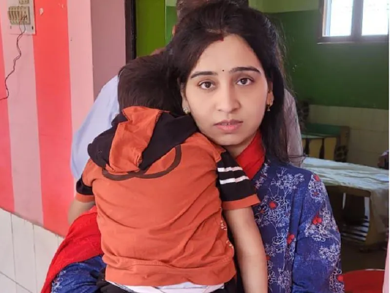 संभल : चुनाव ड्यूटी के साथ मां का फर्ज भी निभा रहीं महिला कार्मिक