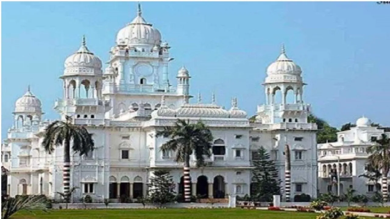 KGMU:  महिला पर कर्मचारी कर रहा था कमेंट, हो गई पिटाई