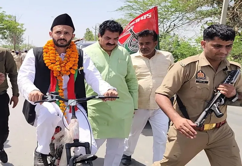 संभल : काफिला रोका तो नामांकन कराने को साइकिल पर सवार हुए सपा प्रत्याशी