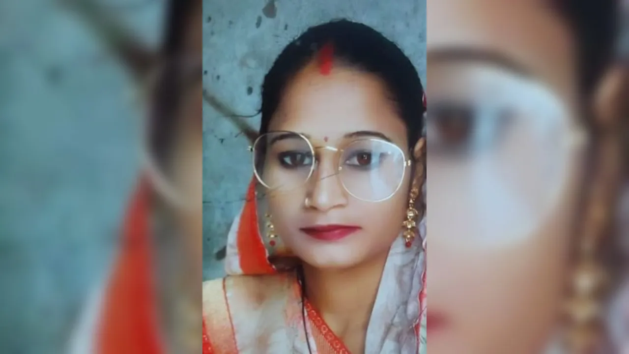 Etawah: साड़ी के पल्लू ने पहुंचाया मौत के मुंह...सड़क पर गिरी महिला और हो गई मौत, बेटा भी घायल, एक साल पहले हुई थी शादी