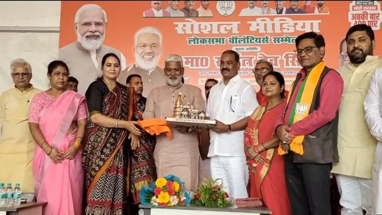  प्रयागराज: सोशल मीडिया लोकसभा वॉलंटियर्स सम्मेलन में पहुंचे स्वतंत्र देव सिंह, कहा-2014 से पहले देश में फटते थे बम, अब नहीं 