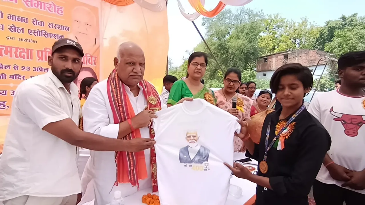 अयोध्या: आचार संहिता के बीच बेटियों में बांटी मोदी की फोटो वाली टी-शर्ट