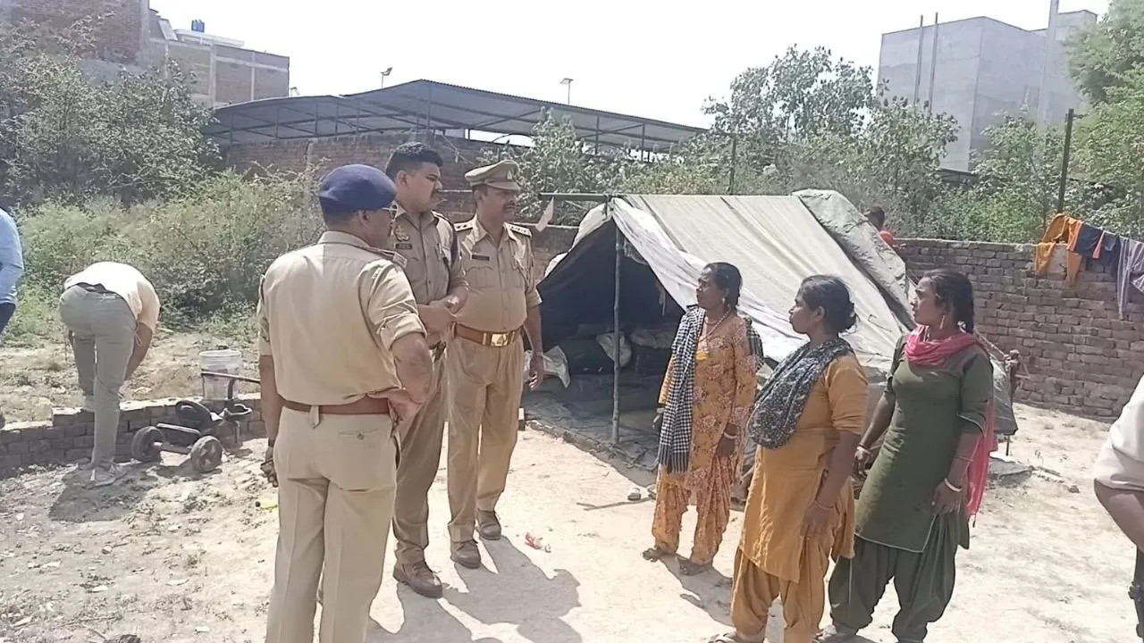 Etawah Theft: अंग्रेजी शराब की गोदाम की छत काटकर लाखों की नगदी चोरी...चोर तीन बंदूक लेकर हुए फरार