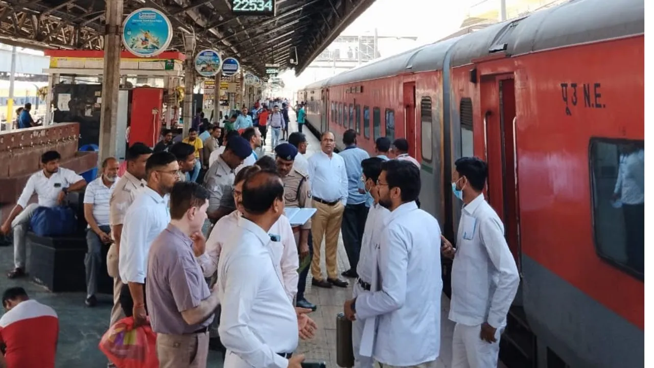 Kanpur: अंडा बिरयानी और करी खाई...ट्रेन में ही बिगड़ी यात्रियों की हालत, रेलवे बोला- ट्रेन में पेंट्रीकार, साइड पैंटीकार उपलब्ध नहीं