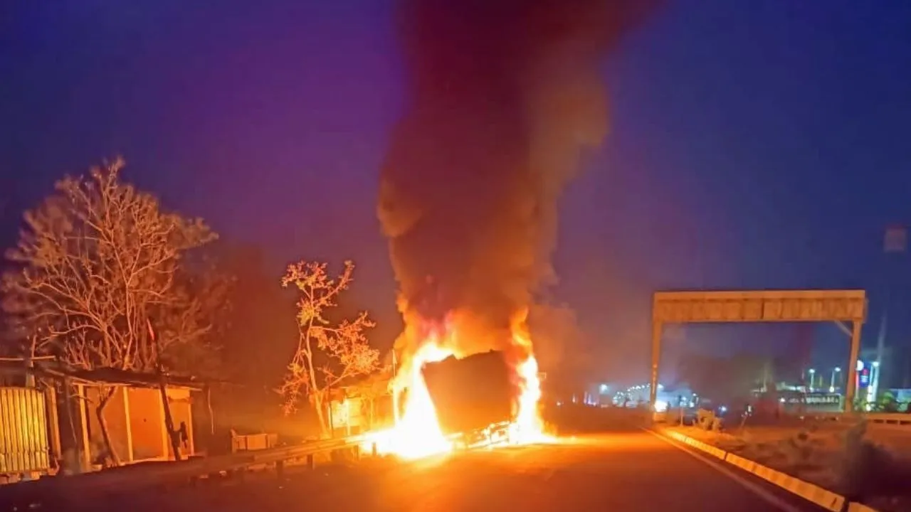Kanpur Fire: टायर फटने के बाद ट्रक में लगी भीषण आग...तेज धमाके से ग्रामीण दहशत में आए, दमकल ने काबू पाया