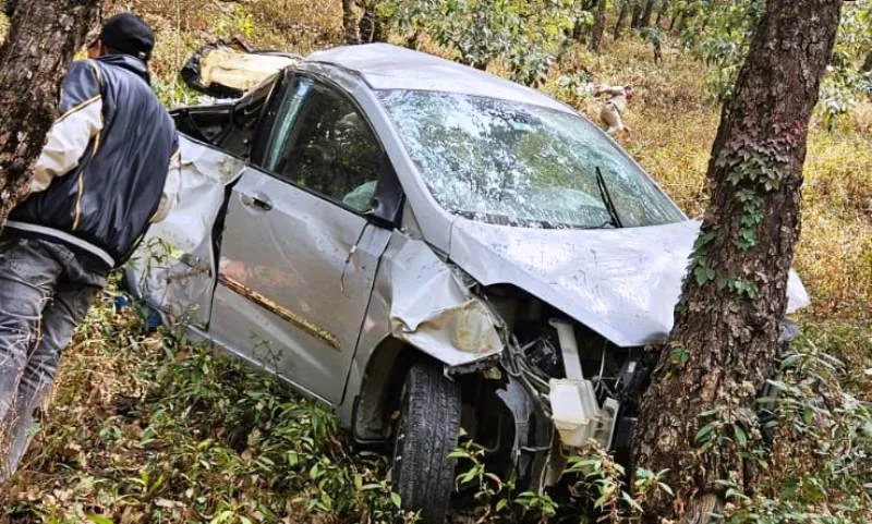 देहरादून: मसूरी में कार अनियंत्रित होकर खाई में गिरी, तीन की मौत