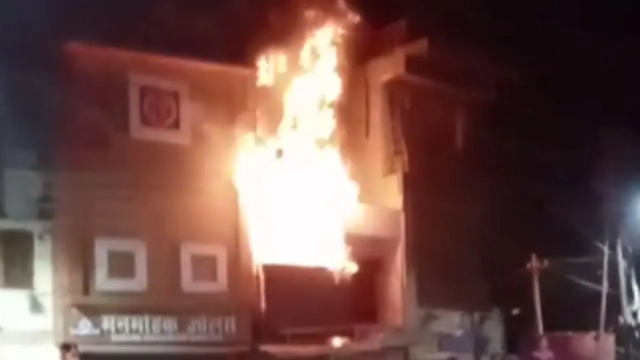 Etawah Fire: शार्ट सर्किट से कपड़े की दुकान में लगी आग...40 लाख का माल जलकर खाक, फायर बिग्रेड ने पाया काबू