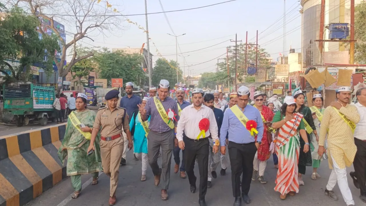 Unnao News: मतदान प्रतिशत बढ़ाने को सड़क पर अफसरों संग छात्र-छात्राएं उतरे...निकाली जागरूकता रैली