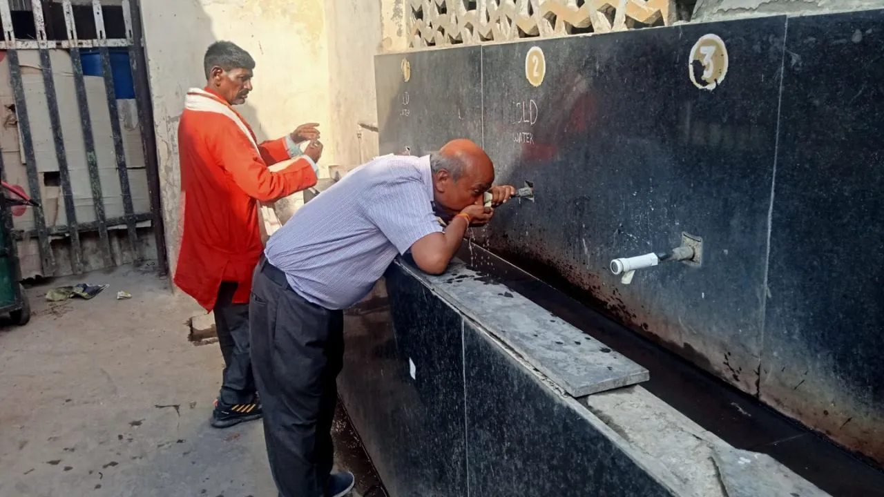 Unnao News: रेलवे स्टेशन के दो वाटर कूलर नहीं बुझा पा रहे हजारों यात्रियों की प्यास, यात्री गर्म पानी पीने को हो रहे मजबूर