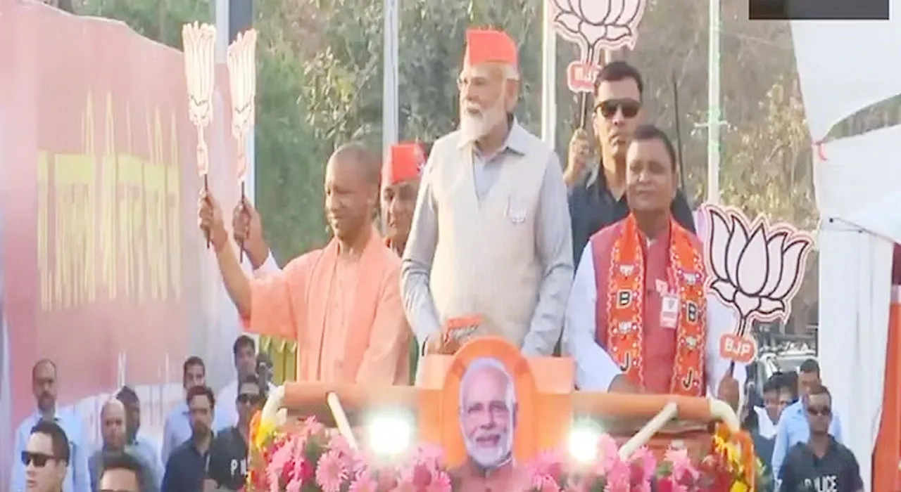 गाजियाबाद में खुली भगवा जीप में पीएम मोदी का 'चुनावी' रोड शो शुरू, सीएम योगी साथ में हैं मौजूद, हो रहा फूलों से स्वागत...