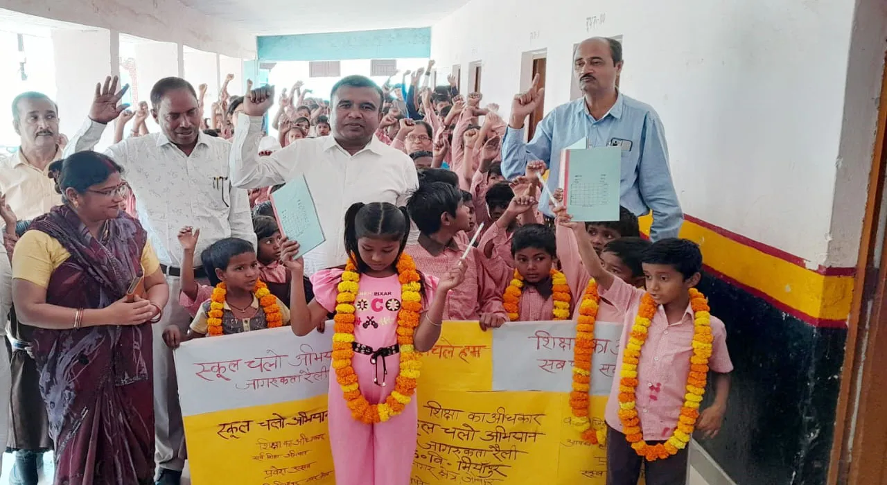 जौनपुर: स्कूली बच्चों ने निकाली मतदाता जागरुकता रैली, नौनिहालों को स्कूल भेजने और मतदान के लिए किया जागरूक