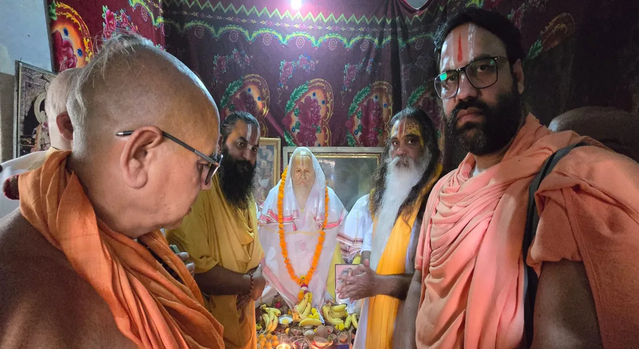 अयोध्या: संतों-धर्माचार्यों ने गोमती दास व रघुनंदन शरण को अर्पित की श्रद्धांजलि, हनुमत निवास में आयोजित हुआ विशाल भंडारा