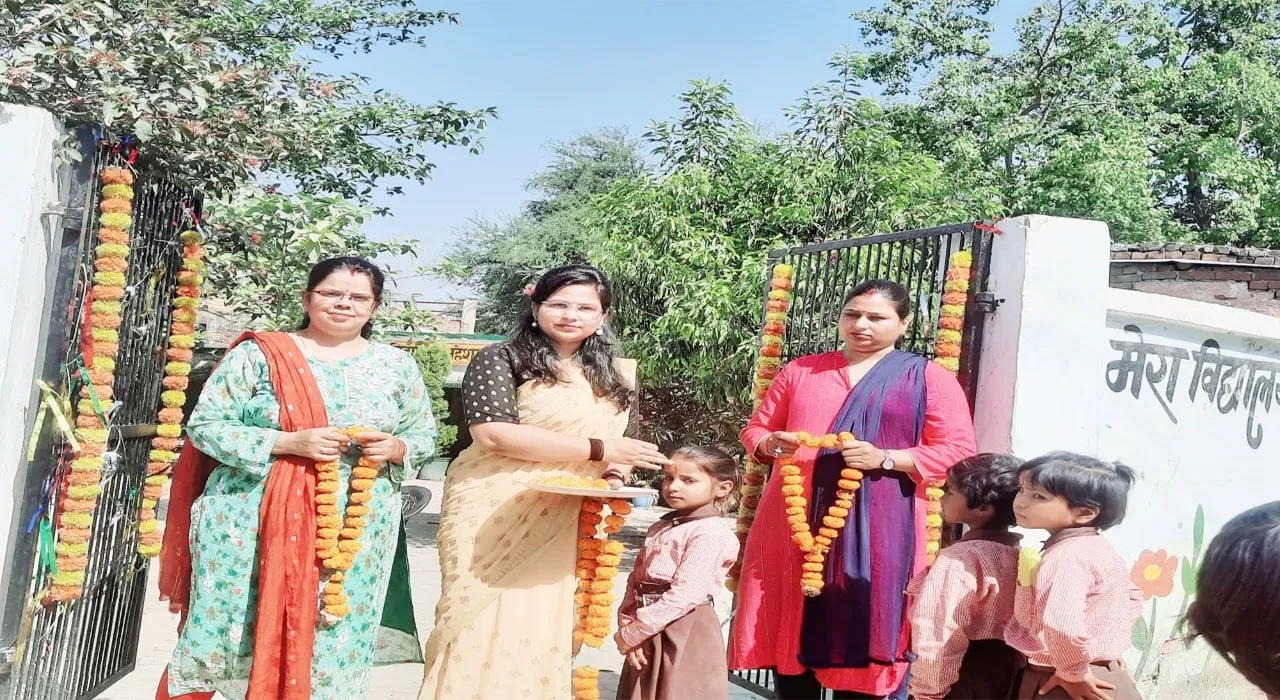 गोंडा: स्कूलों में नए शैक्षिक सत्र का हुआ आगाज, बच्चों का रोली चंदन के टीके से हुआ स्वागत, किताब पाकर गदगद दिखे नौनिहाल
