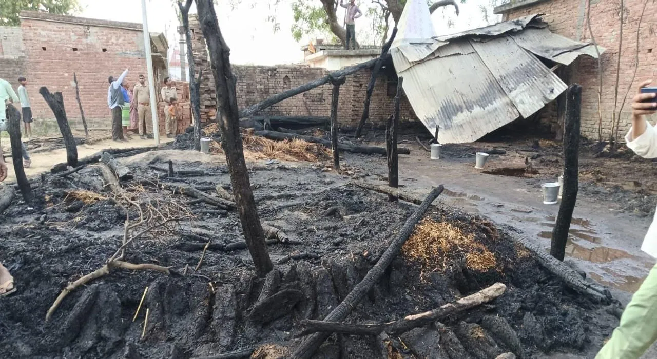 बहराइच: आग लगने से आठ फूस के मकान राख के ढेर में तब्दील, तीन मवेशी जलकर मरे, तीन झुलसे, कोहराम