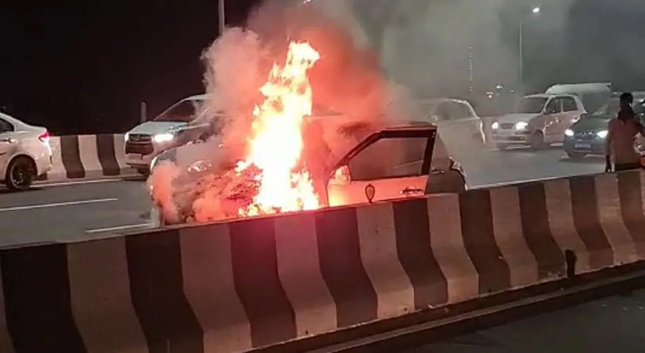 लखनऊ के सुषमा अस्पताल के पास कार में लगी भीषण आग, फायर ब्रिग्रेड की गाड़ियां मौके पर पहुंचीं