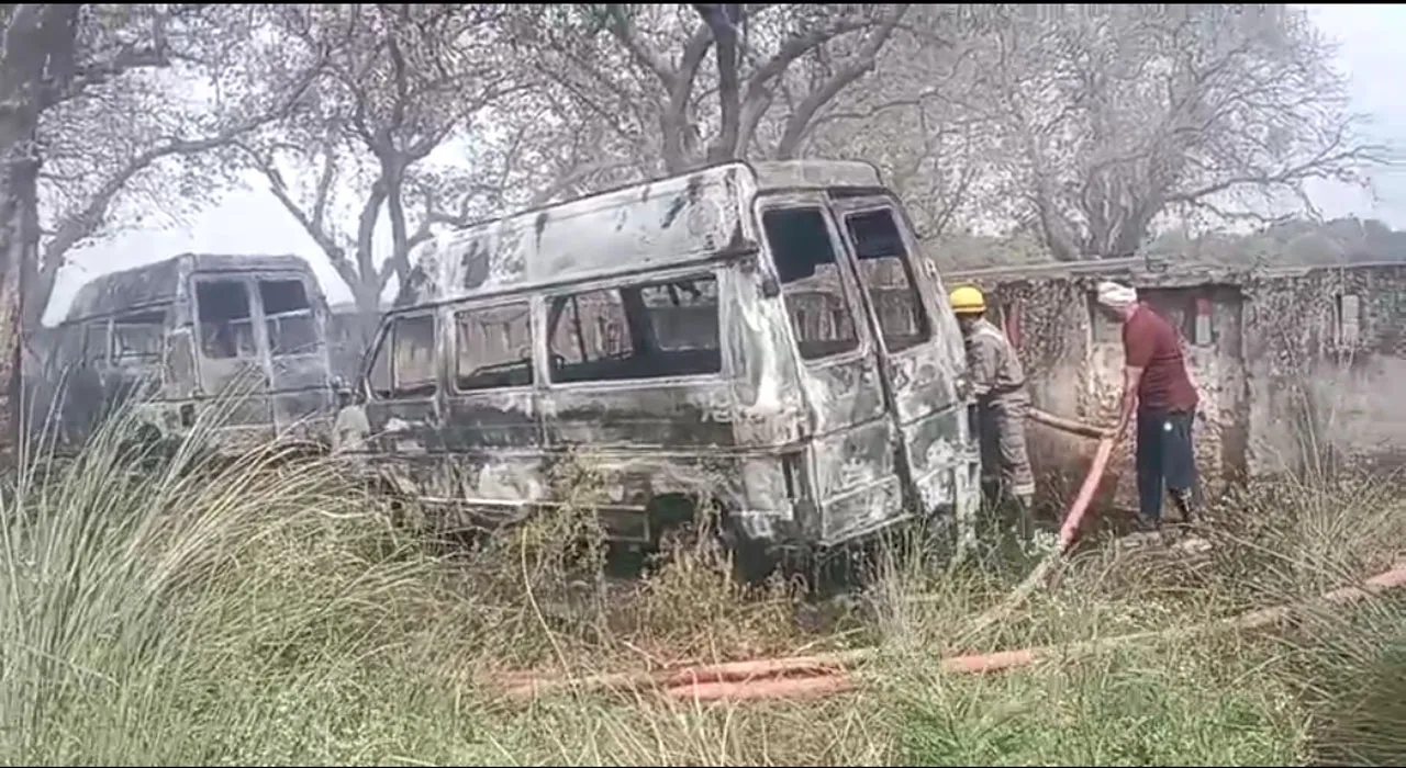 प्रयागराज: नवीन PHC परिसर में लगी आग, दो एंबुलेंस जलकर हुईं खाक