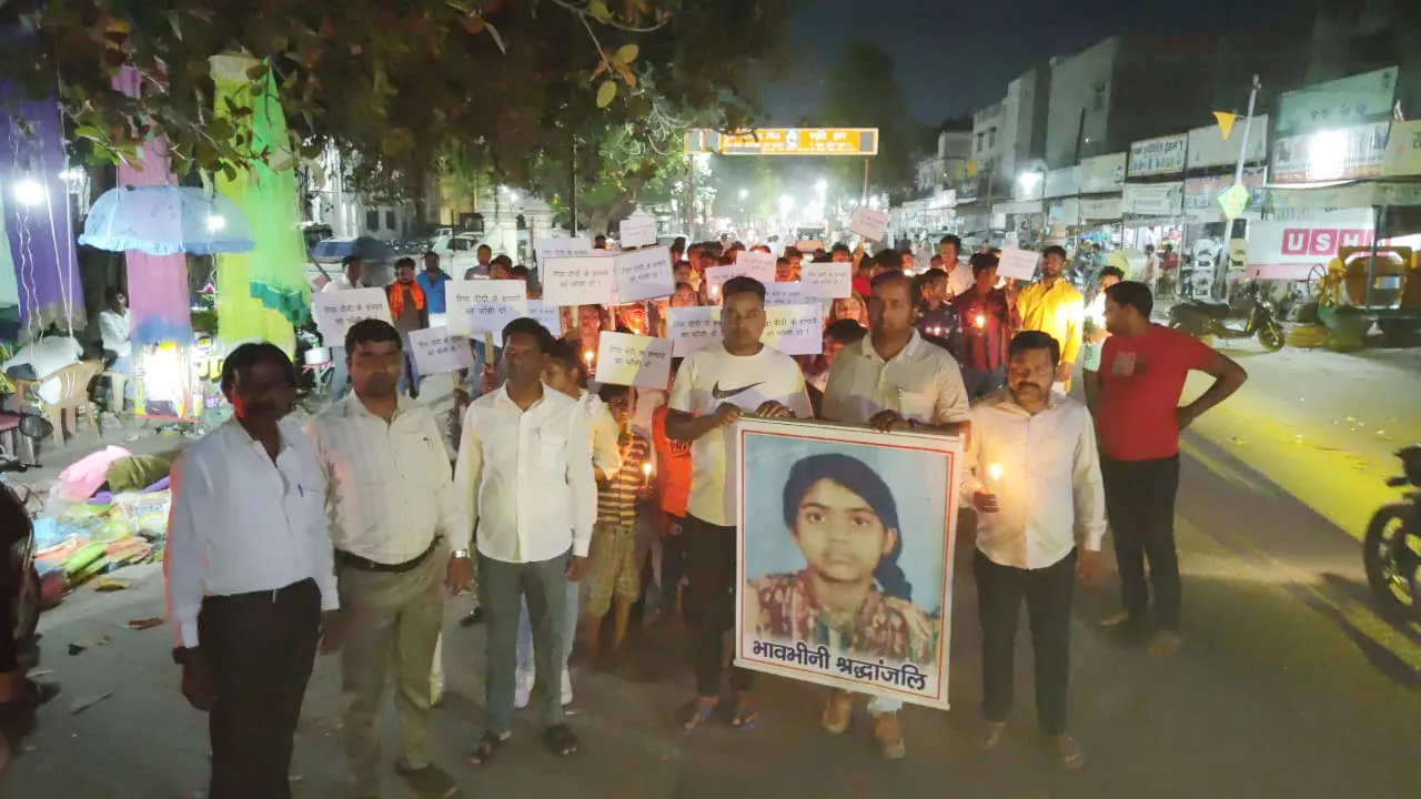 बहराइच: रिया के हत्यारोपी पिता को फांसी देने की मांग, निकाला कैंडल मार्च