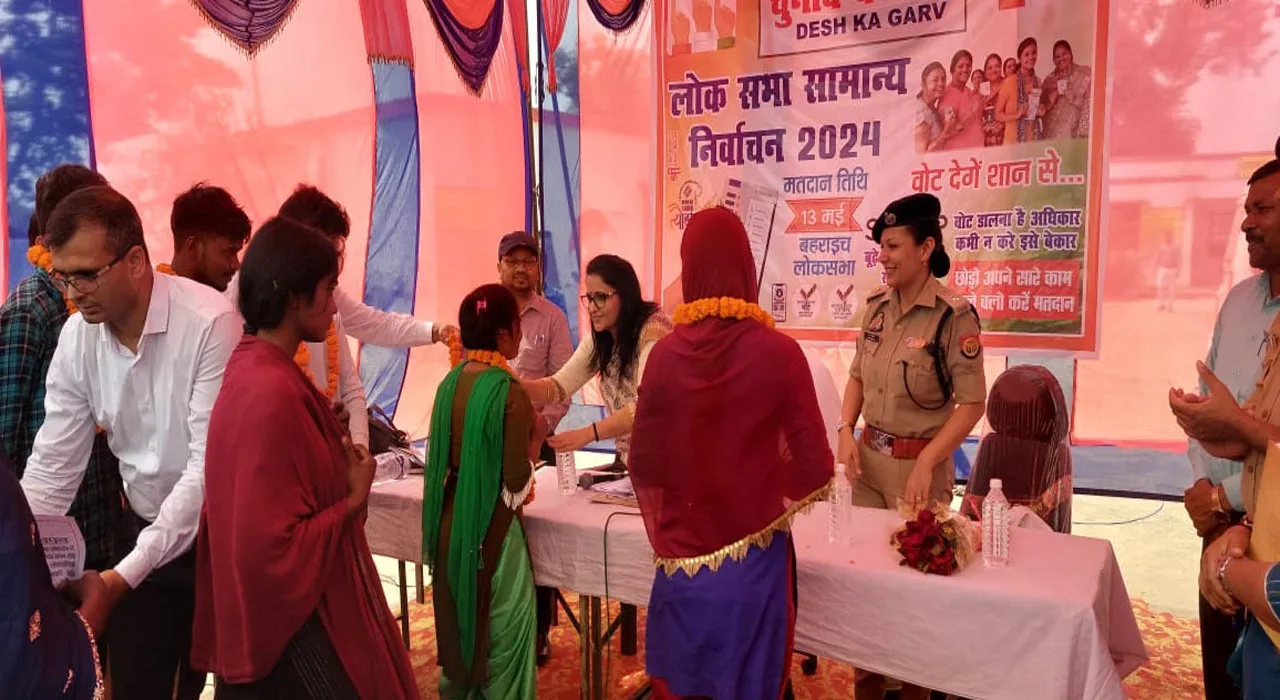 बहराइच: नोमैंस लैण्ड के मतदान केन्द्रों का डीएम व एसपी ने किया निरीक्षण, नवीन, दिव्यांग व बुजुर्ग मतदाताओं को किया सम्मानित 