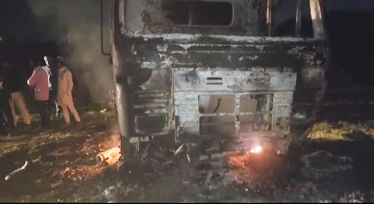 गोंडा: बिजली की हाईटेंशन लाइन से टकराया मिट्टी ढुलाई कर रहा डंपर, चालक की जलकर दर्दनाक मौत, VIDEO