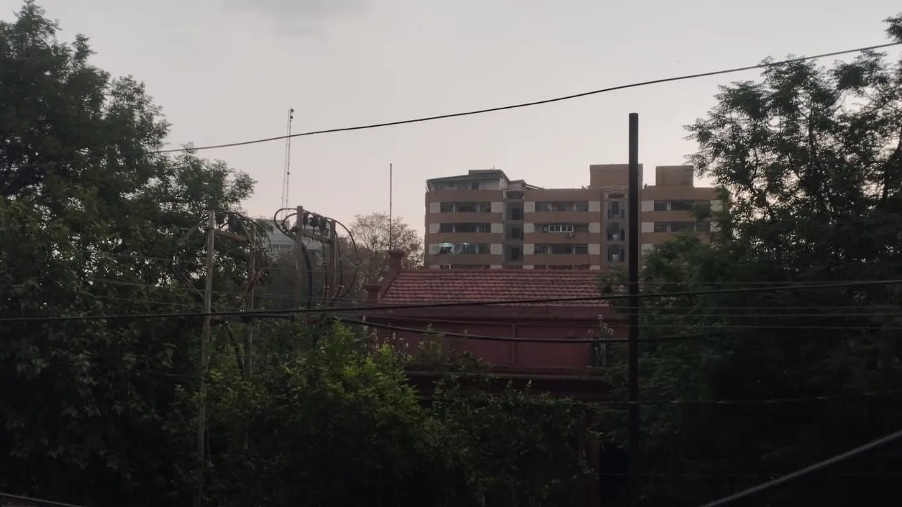 UP Weather: मौसम में हुआ बदलाव...कानपुर में धूल भरी चल रही आंधी, मौसम विभाग का ये है अनुमान