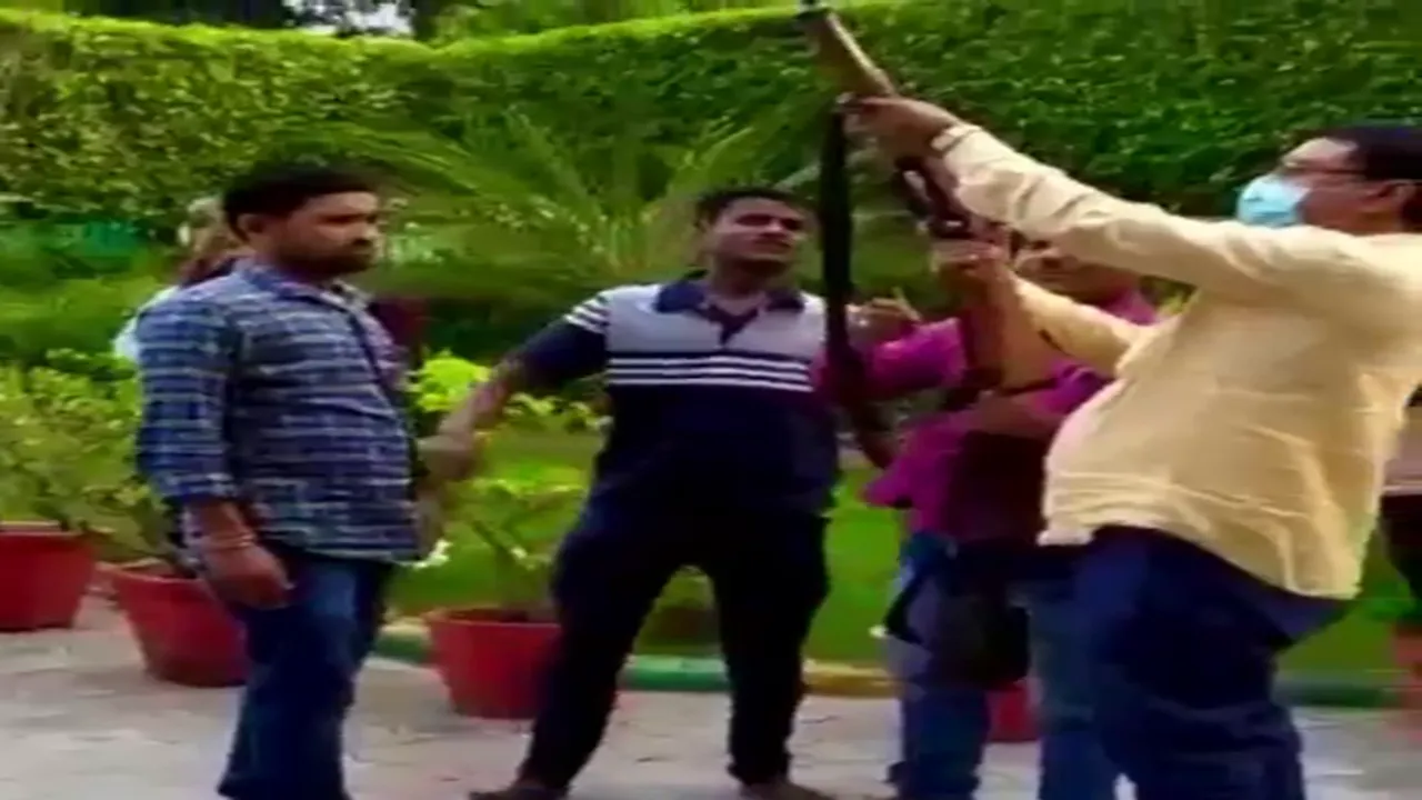 लखनऊ में पेट्रोल पंप के पास फायरिंग कर रहे शख्स का वीडियो वायरल