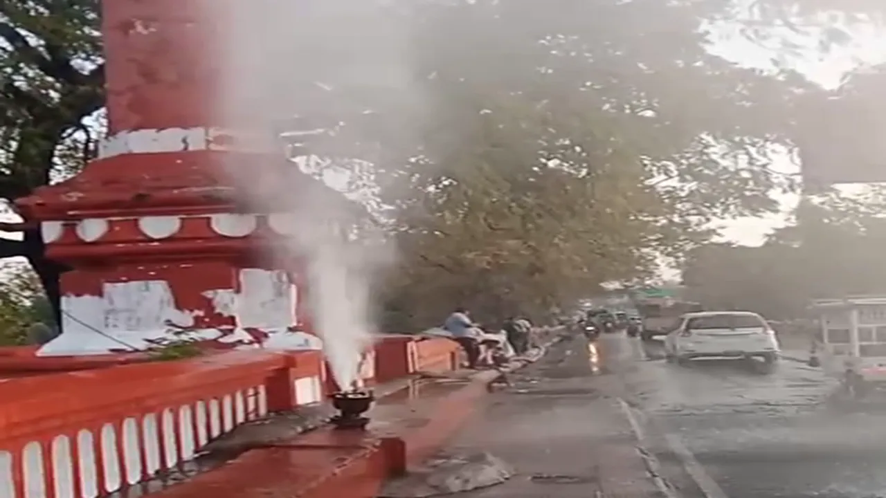 लखनऊ: पक्का पुल सड़क पर पाइपलाइन लीकेज से सड़क पर बह रहा पानी, वीडियो वायरल