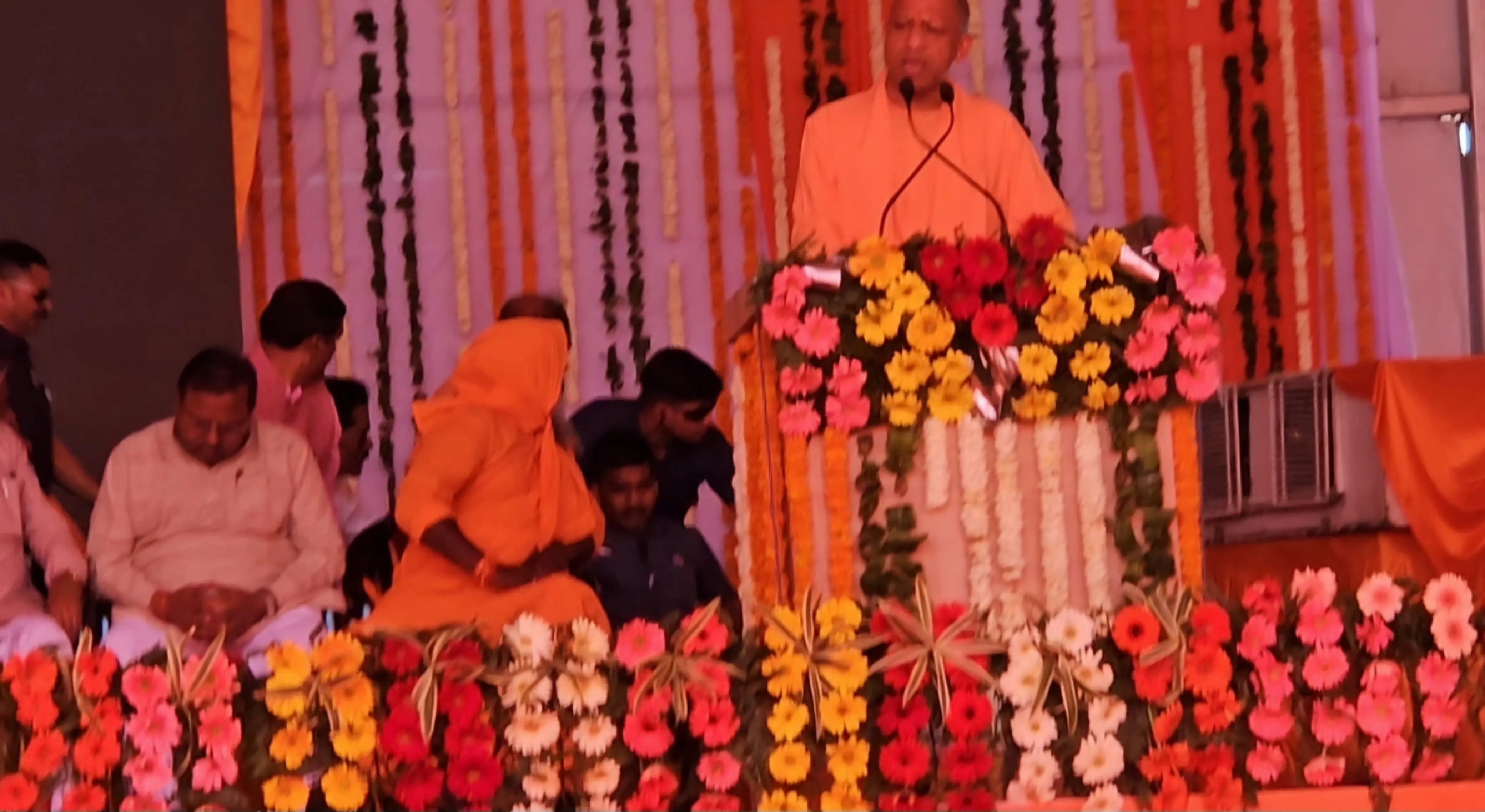 पीलीभीत: CM योगी के भाषण के बीच मंच पर मुस्तैद सुरक्षा कर्मी गश खाकर गिरा...मची खलबली, जानिए फिर क्या हुआ?