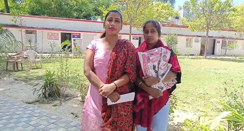 बरेली: सिर से उठा मां का साया, दाने-दाने को मजबूर बेटी पहुंची जिलाधिकारी से मदद की गुहार लगाने