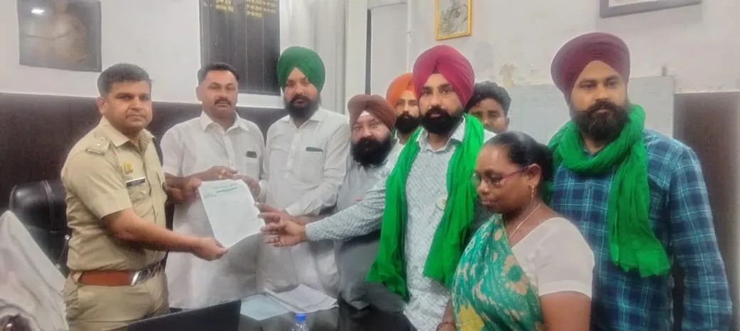 पीलीभीत: महिला दरोगा पर कार्रवाई की मांग, सीओ को सौंपा ज्ञापन