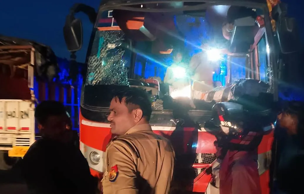 पीलीभीत: पहले ठेके पर छलकाए थे जाम, फिर चालक ने नहीं रोकी बस तो कर दिया पथराव...पुलिस ने तीन आरोपियों को किया गिरफ्तार