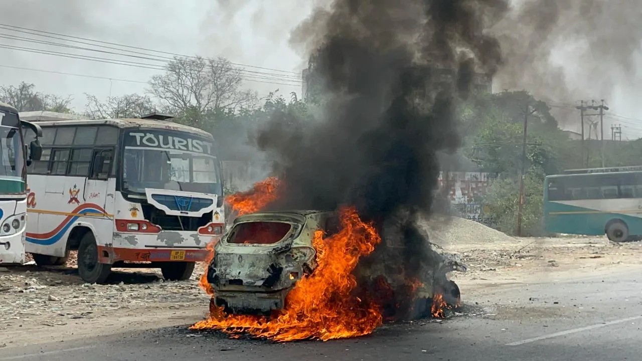 बरेली: चलती कार में लगी आग, बाल-बाल बची एक ही परिवार के 7 लोगों की जान