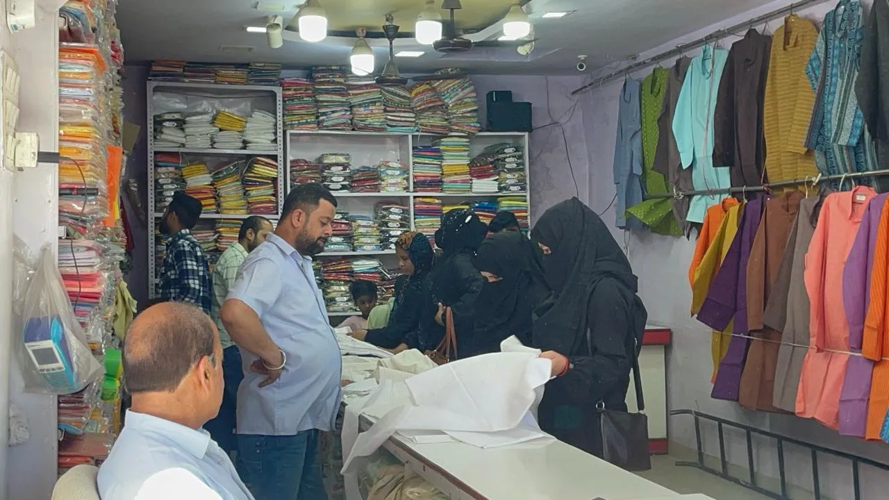 Bareilly News: ईद को लेकर बाजार हुआ गुलजार, खरीदारी के लिए उमड़ रहे लोग