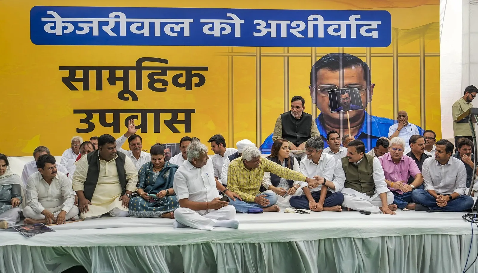 केजरीवाल की गिरफ्तारी के विरोध में ‘आप’ नेताओं ने किया सामूहिक अनशन, बोले- BJP तानाशाही...