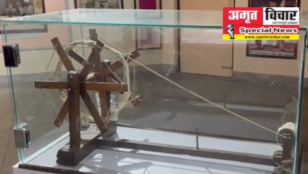 बरेली में महात्मा गांधी का चलाया चरखा मौजूद, 100 साल से भी ज्यादा है पुराना