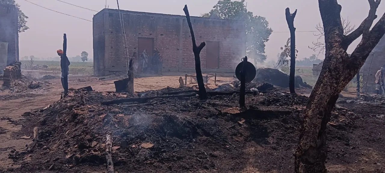 लखीमपुर-खीरी: आग से पांच घर जले, एक बकरी जिंदा जली...दो पशु झुलसे