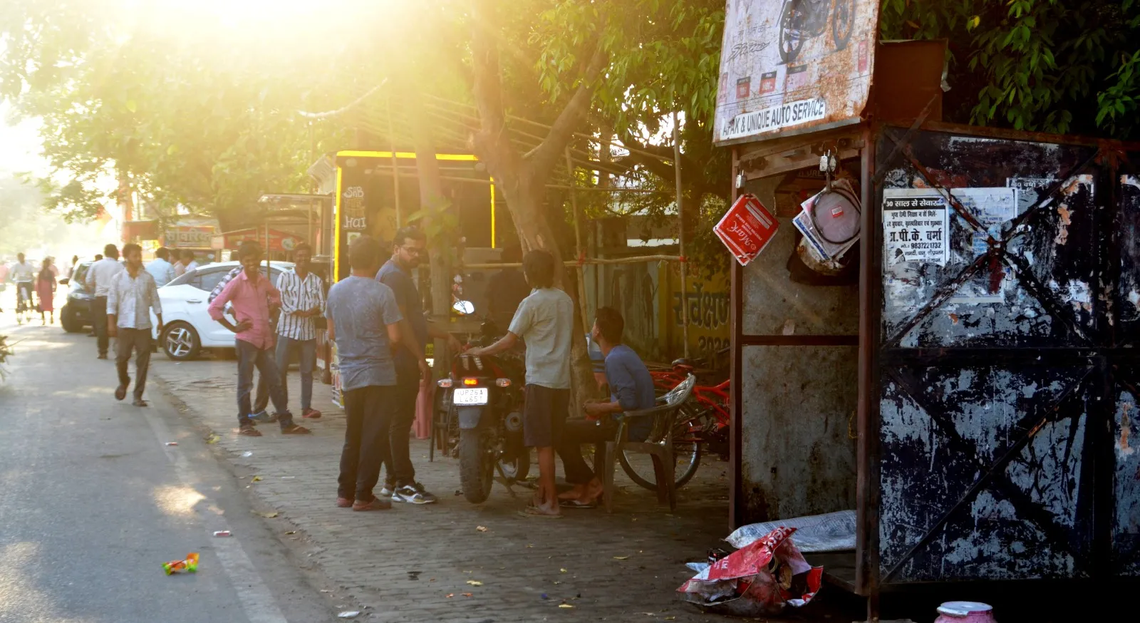 पीलीभीत: प्रधानमंत्री के जाते ही फिर सज गई फुटपाथ पर दुकान, अतिक्रमण की मार