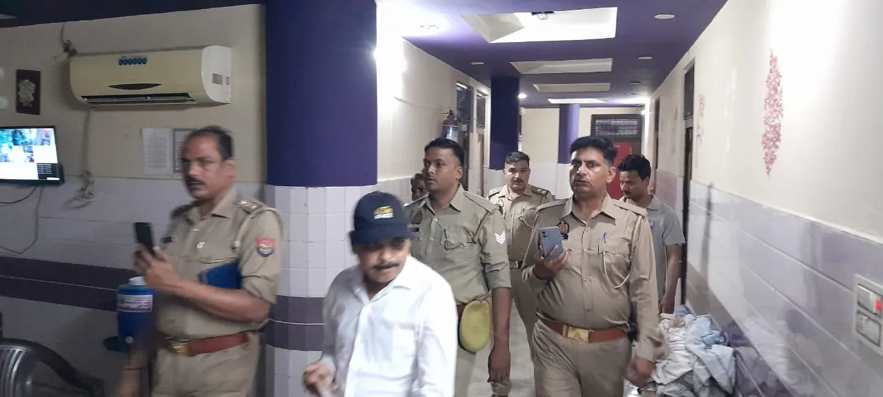 बदायूं: शहर के रेस्टोरेंट में मिले लड़का-लड़की, हिंदू संगठनों का हंगामा