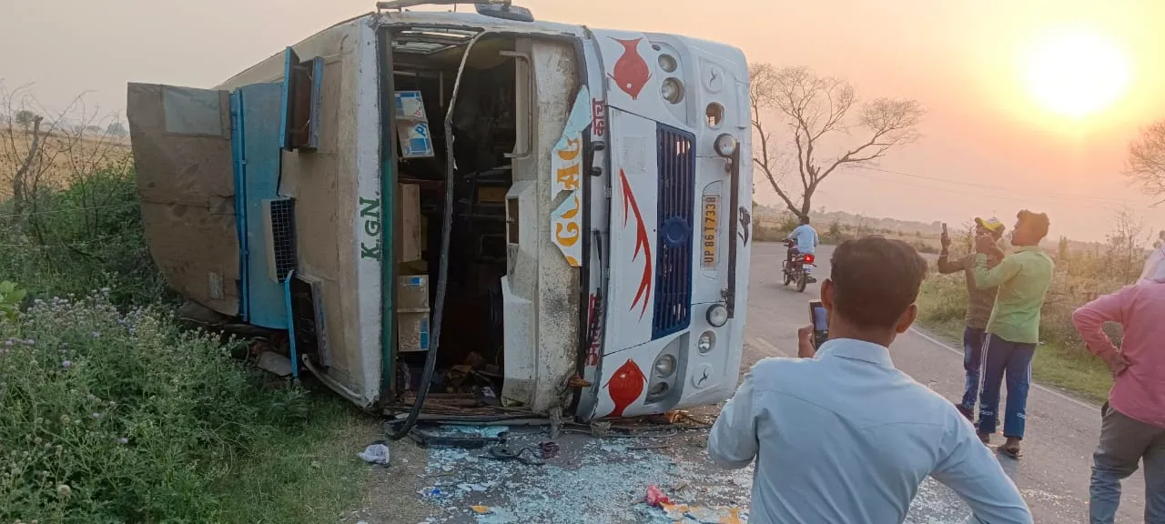 बदायूं: टायर फटने से पलटी बस, दूल्हा समेत बैठ थे 40 बाराती...तीन घायल