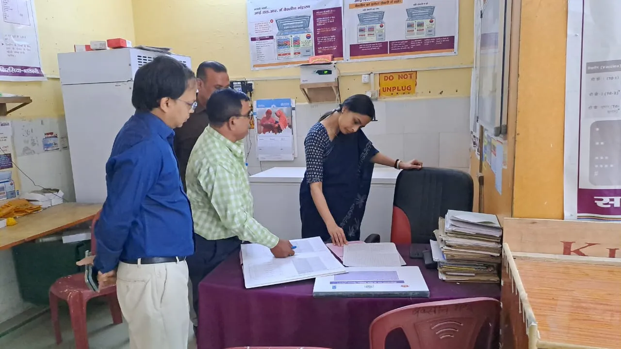 श्रावस्ती : DM ने CHC सिरसिया का किया आकस्मिक निरीक्षण,  अस्पताल में मौजूद मरीजों का कुशलक्षेम जाना